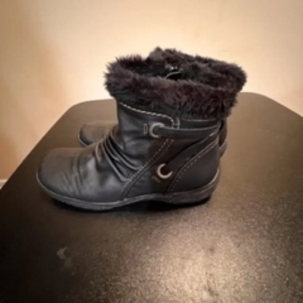 Yuu size 7.5 fur lined black ankle boots